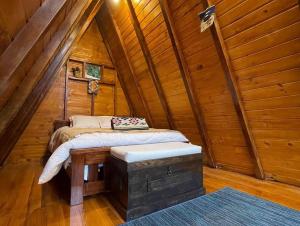 a twin bed in a room in a cabin at Glamping El Reencuentro in Machachi