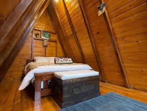 2 Einzelbetten in einem Zimmer in einer Hütte in der Unterkunft Glamping El Reencuentro in Machachi