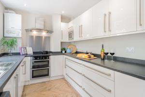 Kitchen o kitchenette sa The Bolt Hole -Luxury 3 bed cottage with hot tub! Silverdale