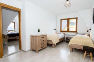Ένα ή περισσότερα κρεβάτια σε δωμάτιο στο Apartamenty SIUSTER - Ania z pięknym widokiem na góry i Małgosia na parterze - świetna lokalizacja, niedaleko Term Bukovina oraz stoków! - w okresie zimowym śniadania oraz obiady serwowane są w obiekcie 120m dalej