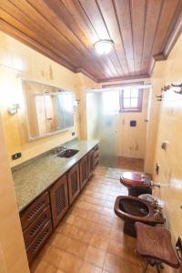 y baño con lavabo y aseo. en Pousada C Turismo, en Campos do Jordão