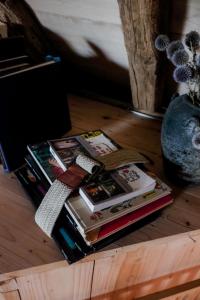 una pila de libros sobre una mesa en Les Jardins de la Contie, en Lunan