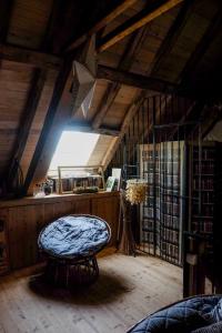 a room with a bench in the middle of a room at Les Jardins de la Contie in Lunan