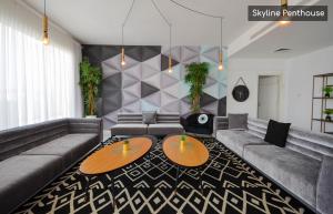 een woonkamer met een bank en een tafel bij YalaRent mountainside luxury Hotel apartments with Private Pool Eilat in Eilat