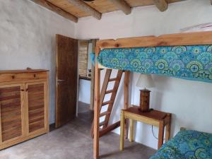 1 dormitorio con litera y escalera en Ruka Antu en La Paz