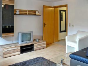 Televisyen dan/atau pusat hiburan di Ferienwohnung und Suite bei Stralsund