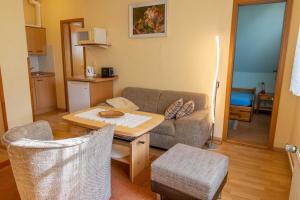 ein Wohnzimmer mit einem Sofa und einem Tisch in der Unterkunft Ferienwohnung Seestraße in Lubmin