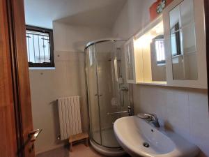 La salle de bains est pourvue d'une douche et d'un lavabo. dans l'établissement La Casa sull' Altopiano Mountain Lake Iseo hospitality, à Bossico