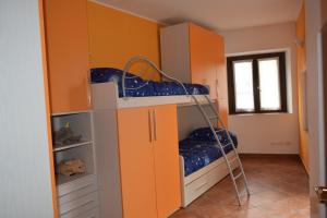 Cette chambre comprend 2 lits superposés et une fenêtre. dans l'établissement La Casa sull' Altopiano Mountain Lake Iseo hospitality, à Bossico