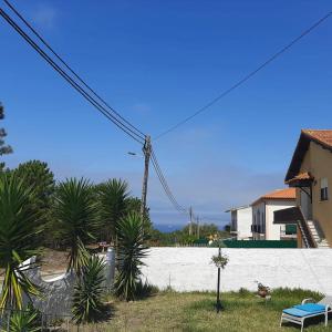 ナザレにあるComfort Beach houseのヤシの木と白壁の庭 +38枚の写真