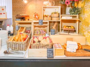 Hotel Rothaus Luzern & Peruvian Culinary Art في لوتزيرن: كاونتر المخبوزات مع سلال الخبز والحلويات