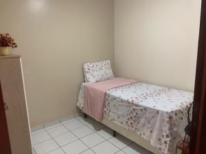 um pequeno quarto com uma cama e uma cadeira em Casa Adequadra para Home-Office. em Caruaru