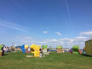eine Gruppe bunter Sonnenschirme auf dem Gras in der Unterkunft Ferienwohnung Alte Schule Ruhwarden in Ruhwarden