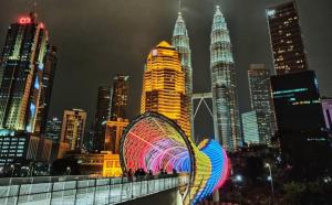 um horizonte da cidade à noite com uma grande esfera em Tropicana The Residences By RS em Kuala Lumpur