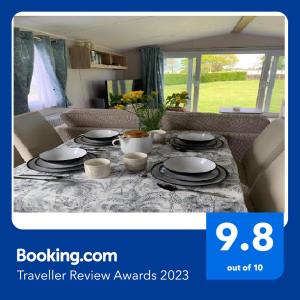einen Tisch mit Platten und Schalen oben in der Unterkunft Skegness,North shore holiday park , new 8 berth caravan for rent in Skegness