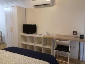 a room with a desk with a computer and a chair at Estudios Muñoz in Alicante