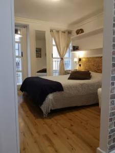 1 dormitorio con cama y ventana grande en Estudios Muñoz, en Alicante
