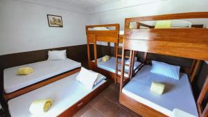 een kamer met 2 stapelbedden in een huis bij Pacific Waves Inn (Annex) in Baler