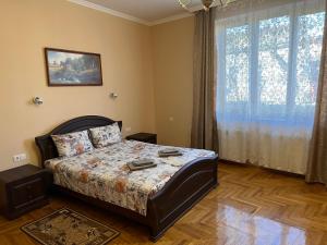 Villa Magda في بيرهوف: غرفة نوم بسرير ونافذة كبيرة