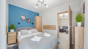 Łóżko lub łóżka w pokoju w obiekcie Apartamenty Sun & Snow Baltic Apartments z basenem