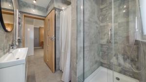 Łazienka w obiekcie Apartamenty Sun & Snow Baltic Apartments z basenem