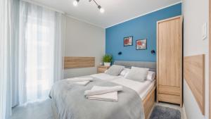Łóżko lub łóżka w pokoju w obiekcie Apartamenty Sun & Snow Baltic Apartments z basenem