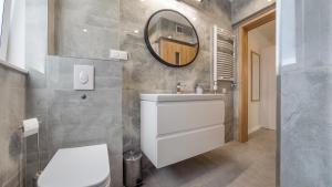 Łazienka w obiekcie Apartamenty Sun & Snow Baltic Apartments z basenem