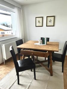 ein Esszimmer mit einem Holztisch und Stühlen in der Unterkunft Family Apartment Alpine Living 2-4 Persons in Radstadt