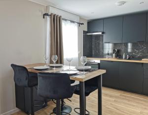 Кухня или мини-кухня в Appart Hotel Spa Perpignan
