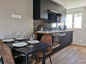 Кухня или мини-кухня в Appart Hotel Spa Perpignan
