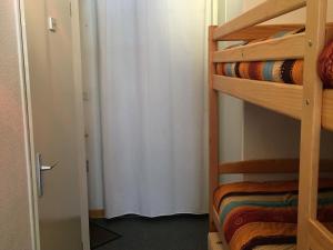 a room with two bunk beds and a door to a closet at Appartement La Joue du Loup, 2 pièces, 7 personnes - FR-1-504-76 in Le Dévoluy