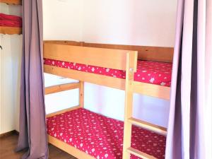 a couple of bunk beds in a room at Appartement La Joue du Loup, 2 pièces, 6 personnes - FR-1-504-86 in Le Dévoluy