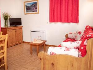 ein Wohnzimmer mit einem Sofa und einem Tisch in der Unterkunft Appartement Puy-Saint-Vincent, 3 pièces, 6 personnes - FR-1-504-106 in Puy-Saint-Vincent