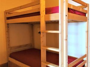 a bunk bed room with two bunk beds at Studio cabine 6 personnes avec balcon, parking et casier à ski - FR-1-504-124 in Uvernet-Fours