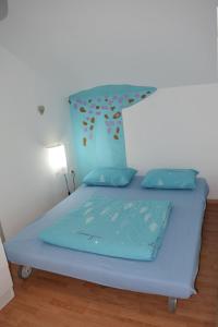 Cama en habitación con marco azul en Art nature, Belgrade, Medak, en Voždivac