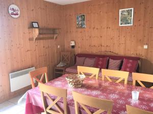 une salle à manger avec une table, des chaises et un canapé dans l'établissement Chalet Duplex 3 Pièces à La Joue du Loup - 7 Pers, Parking Gratuit, Animaux Acceptés - FR-1-504-97, à Saint-Étienne-en-Dévoluy