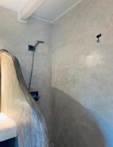 ein Badezimmer mit einer Dusche mit einer großen Vase in der Unterkunft Casa Mariposa in Es Pujols + 31 Fotos