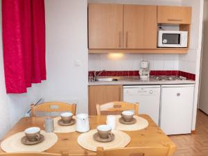 Køkken eller tekøkken på Studio 4 Pers avec Balcon et Parking, Puy-Saint-Vincent - FR-1-504-228