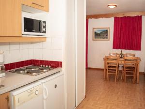 a kitchen and dining room with a table at Appartement Puy-Saint-Vincent, 2 pièces, 4 personnes - FR-1-504-260 in Puy-Saint-Vincent