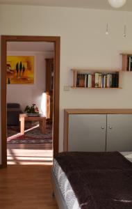 een slaapkamer met een bed en een kamer met een spiegel bij Ferienwohnung Eule in Parcines