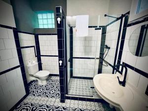 Koupelna v ubytování HARABURDI® Recyclart Hotel