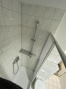 a bathroom with a shower with a toilet at Schickes 1,5 Zimmer-Cityapartment Bielefeld Mitte in Bielefeld