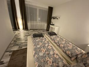 a bedroom with a large bed with flowers on it at Schickes 1,5 Zimmer-Cityapartment Bielefeld Mitte in Bielefeld