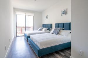 Una cama o camas en una habitación de Marina Del Rey Resort Style Apartment I Free Parking