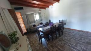 sala de estar con mesa de comedor y sillas en La Ernestina en Villa Giardino