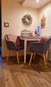 a dining room table with two chairs and a table at Ferienwohnung im Garten Eden in Grünberg