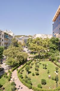 park w środku miasta z drzewami w obiekcie Urban Heights 3BD Apt, next to Hilton w Atenach