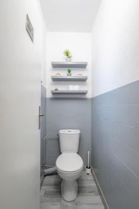 um banheiro com um vaso sanitário branco em um quarto em Le Lys - Calme à 5 min tram, proche centre Stras em Estrasburgo mais 27 fotografias