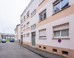 uma rua vazia em frente a um prédio em Le Lys - Calme à 5 min tram, proche centre Stras em Estrasburgo