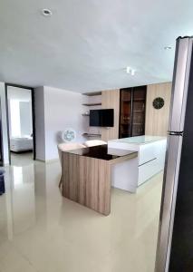 布卡拉曼加的住宿－Vera's Apto 1002 - WAIWA HOST，厨房配有桌子和电视。